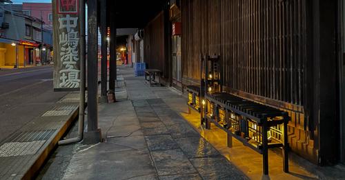 「ベンチ型あんどん」上越市大町5で夜の雁木下照らす　長岡造形大生が制作