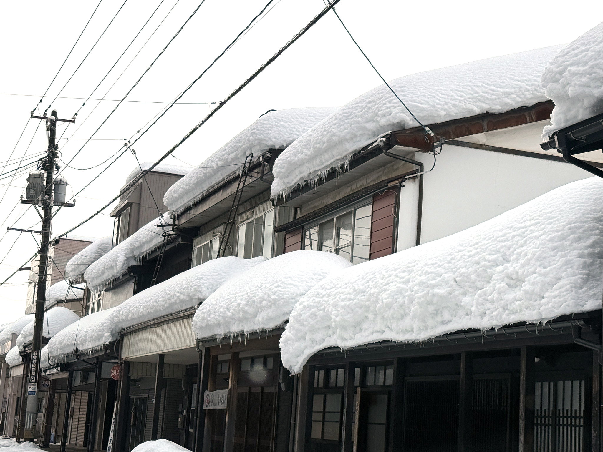 冬にこそ雁木通りは立派に役割をはたしています